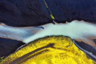 İzlanda. İnsansız hava aracından nehrin vadideki görüntüsü. Gündüz İzlanda 'da manzara. Havadan manzara. Seyahat resmi