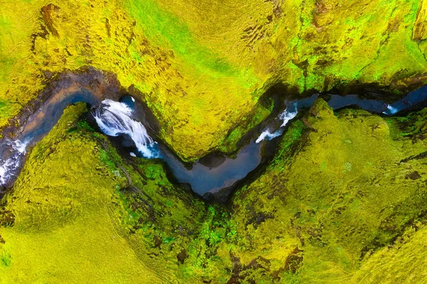 从无人侦察机俯瞰峡谷中的河流 冰岛的风景在白天 从空中看风景 旅行形象 — 图库照片