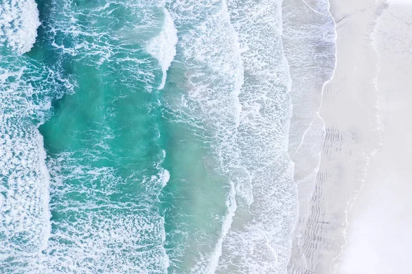 Sahilin Arka Planında Dalgalar Var Dan Mavi Kaynağı Havadan Gelen — Stok fotoğraf