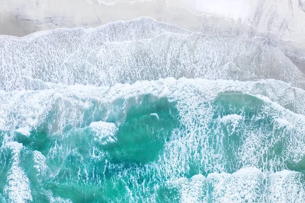 Kust Met Golven Als Achtergrond Vanuit Bovenaanzicht Blauwe Waterachtergrond Van — Stockfoto