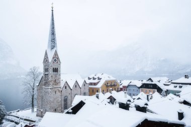 Avusturya 'daki Hallstat köyü. Göl kenarındaki dağ vadisinde güzel bir köy. Dağların manzarası ve eski bir kasaba. Avusturya 'yı gezin