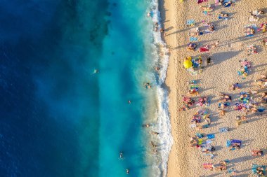 Sahili ve dalgaları seyret. Tatil ve macera. Mavi denizdeki insansız hava aracının manzarası. Seyahat ve tatil. Yazın doğal deniz manzarası.