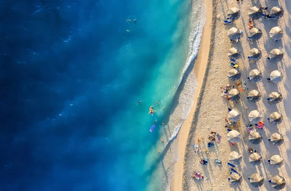 Sahili Dalgaları Seyret Tatil Macera Mavi Denizdeki Insansız Hava Aracının — Stok fotoğraf