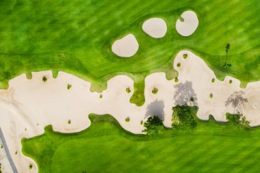 Golf sahasında hava manzarası. Atletizm sahasında yeşil çimenler. Spor ve rekabet. İnsansız hava aracından görüntüle.