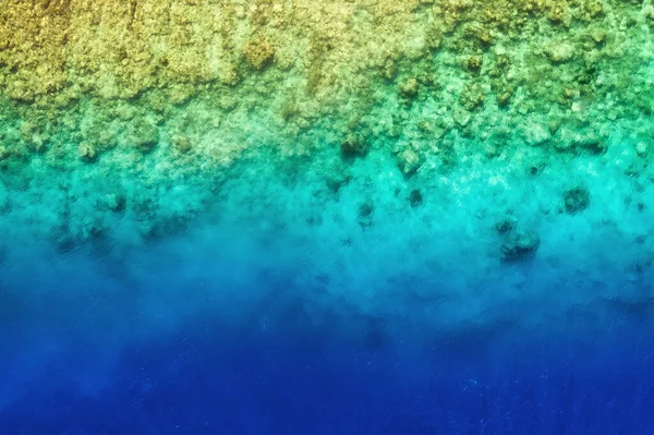 对珊瑚礁的看法 从顶部看蓝色的水背景 夏天空中的海景 旅行和度假形象 — 图库照片