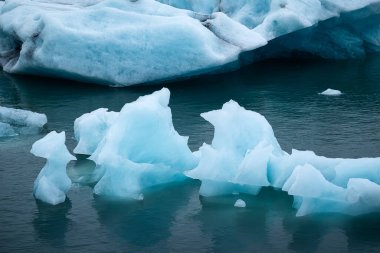 Jokulsarlon Buzul Gölü, Vatnajokull Ulusal Parkı, İzlanda. Okyanus körfezi ve buzdağları. Yaz sezonu. Doğal İzlanda manzarası. Su yüzeyinde yansıma. Seyahat ve tatil
