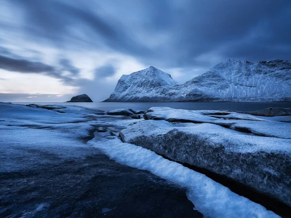 長時間露光ショットで風景 ビーチ ホークランドビーチ ロフテン島 ノルウェー 海の近くの冬の風景 ノルウェー旅行画像 — ストック写真