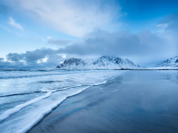 Montañas Playa Olas Playa Skagsanden Islas Lofoten Noruega Paisaje Invernal —  Fotos de Stock