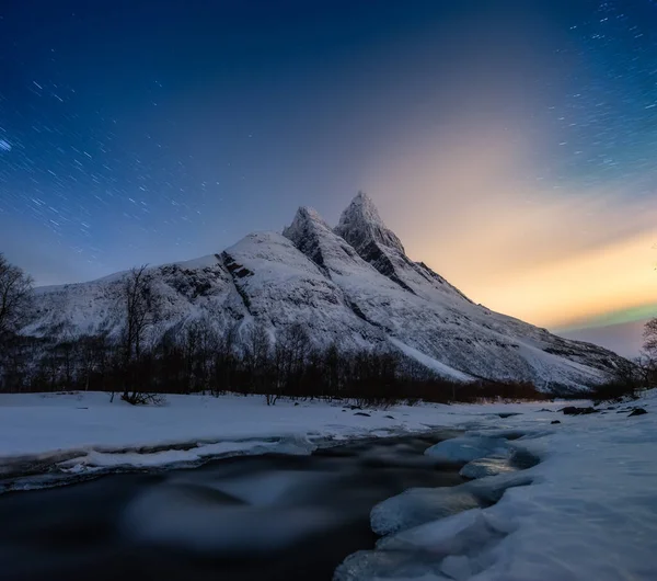 Berg Och Stjärnklar Natthimmel Rörelse Senja Öar Norge Vinterlandskap Med — Stockfoto