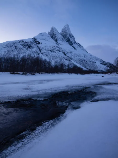 Noruega Río Montaña Congelados Una Vista Clásica Noruega Durante Invierno —  Fotos de Stock
