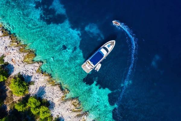 Akdeniz Dan Marina Bak Güneşli Bir Günde Mavi Denizde Yüzen — Stok fotoğraf