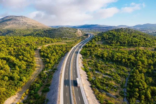 Flygfoto Vägen Highway Throu Bergsdal Utsikt Från Drönare Naturlandskap Sommaren — Stockfoto