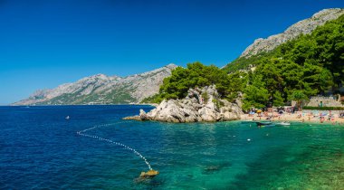 Hırvatistan 'ın deniz kıyılarının manzarası. Brela. Makarska Riviera. Plaj ve Adriyatik Denizi. Tatil ve dinlenme için yaz mevsimi. Gündüz deniz manzarası.