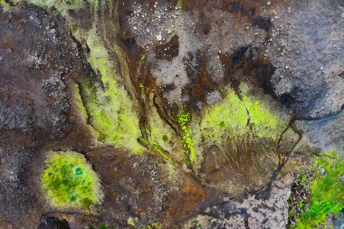 İzlanda 'da hava manzarası. Doğa. Volkan vadisinin üstündeki hava manzarası. Havadan İzlanda manzarası. Ünlü bir yer. İnsansız hava aracının soyut arkaplanı. Seyahat ve tatil görüntüsü