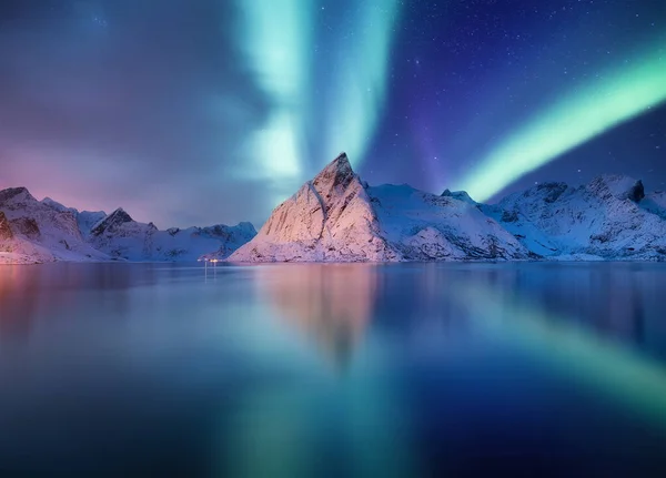 星星和北极光Aurora Borealis 挪威Lofoten群岛Hamnoy村 在天上发光 自然形象 山和水 旅行和度假形象 — 图库照片