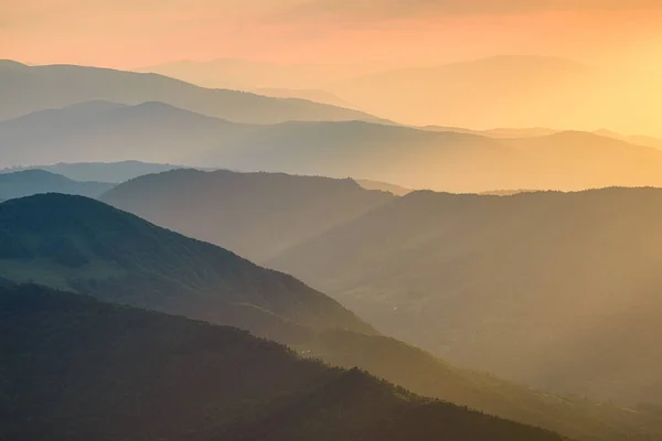 Bergen Bij Zonsondergang Lijnen Van Berghellingen Tijdens Zonsondergang Mist Bergen — Stockfoto