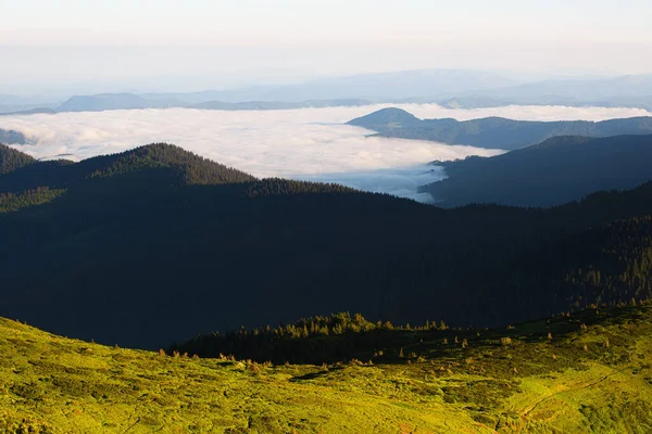 日落时的山脉日落时山坡上的线条 高山上的雾 夏天的自然景观 — 图库照片