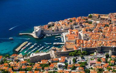 Dubrovnik, Hırvatistan. Yüksek dağdan eski kasabanın manzarası. Eski şatonun ve mavi denizin en üst manzarası kayalık. Tatil ve macera. Seyahat resmi
