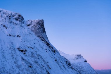 Senja adaları. Norveç. Gün doğarken dağlar zirveye çıkar. Akşam vakti. Kış manzarası. Norveç manzara resmi.
