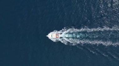 Hırvatistan. Yaz. Güneşli bir günde mavi Adriyatik Denizi 'nde yüzen yatın hava manzarası. Deniz yüzeyinde yelkenli. Drone 'dan deniz burnu. Seyahat ve tatil videosu