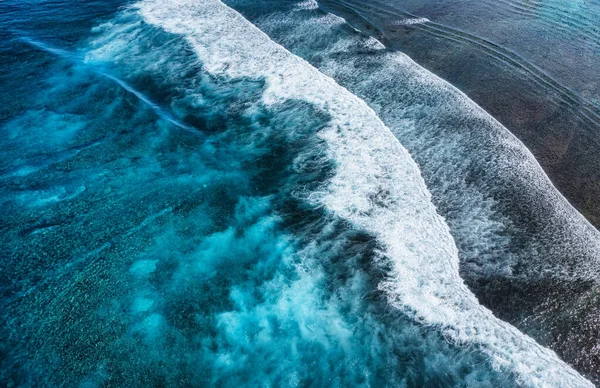 以大浪为背景的海岸 蓝水背景从顶部看 夏天空中的海景 印度尼西亚 旅行和度假形象 — 图库照片