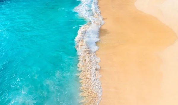 インドネシア トップビューからの背景として海岸 上から見た青い水の背景 夏の海の空気から 旅行や休暇のイメージ — ストック写真