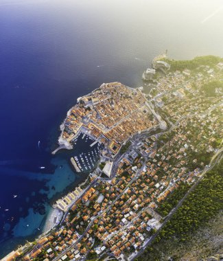 Dubrovnik, Hırvatistan. Eski şehrin havadan görüntüsü. Tatil ve macera. Kasaba ve deniz. Eski şatonun ve mavi denizin insansız hava aracı manzarası. Seyahat resmi