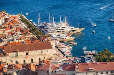 Hvar Adası, Hırvatistan. Marina. Şatodan kasaba manzarası. Yaz mevsiminde manzara. Yatları ve tekneleri olan körfez..