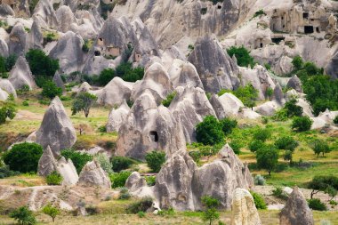 Vadideki kayalar. Kapadokya, Türkiye. Kayaların manzarası. Yaz mevsiminde manzara. UNESCO mirası. Tatil ve turizm.