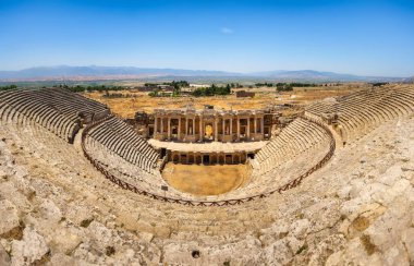 Hierapolis, Pammukale, Türkiye. Antik amfitiyatro. Gündüz panoramik manzara. UNESCO Miras Alanı. Tarihi bir yer. Bir tatil ve turizm beldesi.