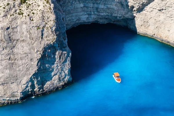 Barco Lagoa Perto Navagio Beach Zakynthos Island Grécia Vista Baía — Fotografia de Stock