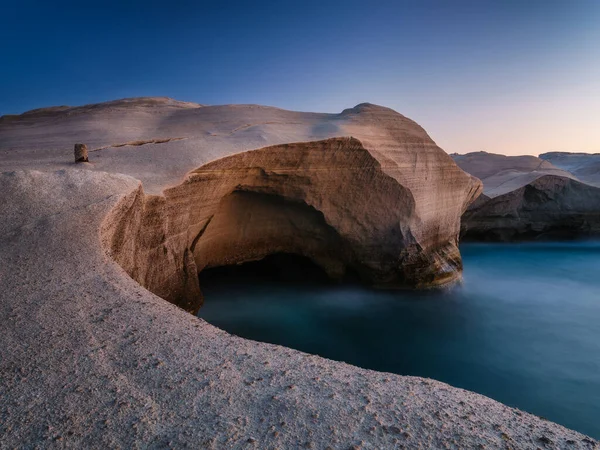 Gün Batımında Deniz Manzarası Uzun Pozlama Deniz Kıyısındaki Kayalar Gün — Stok fotoğraf