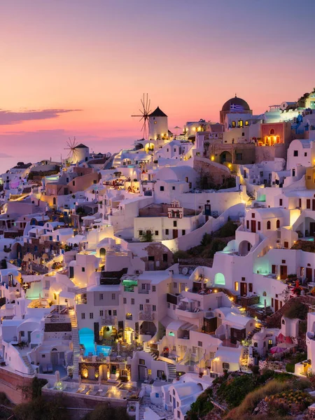 ギリシャのサントリーニ島のOia村 サントリーニの伝統的な家の眺め 小さな狭い通りや家 教会やホテルの屋根 日没時の風景 旅行や休暇の写真 ストックフォト