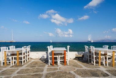 Küçük Venedik 'e bakan bir restoran, Mykonos Adası, Yunanistan. Denize bakan öğle ve akşam yemekleri. Fotoğraf: Duvar kağıdı.