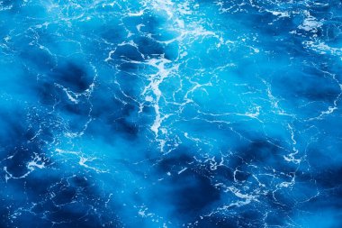 Arka plan olarak dalgalar ve mavi su. Okyanus yüzeyine bak. Doğal yaz deniz manzarası. Su altyapısı. Soyut mavi okyanus arkaplanı.