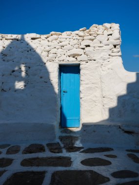 Yunanistan köyünün geleneksel avlu girişi. Geleneksel mimari. Fotoğraf: Duvar kağıdı.