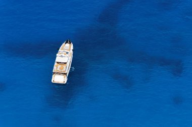 Gündüz vakti yatta hava manzarası. Macera ve seyahat. Yunanistan 'da yatlı manzara. Lüks gemi seyahati. Seyahat ve tatil görüntüsü. Hava Deniz manzarası.