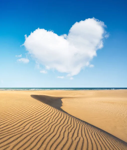 Dunas Areia Deserto Paisagem Durante Dia Uma Nuvem Forma Coração — Fotografia de Stock