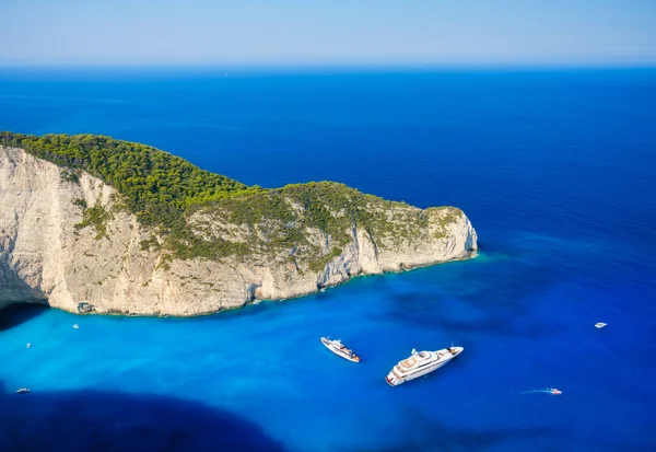 Aerial View Yacht Bay Rocks Bright Turquoise Sea Water Azure — Stock Photo, Image