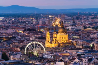 Budapeşte 'nin gece manzarası, Macaristan. Avrupa 'da bir şehir manzarası. Dönme dolap ve antik mimari.