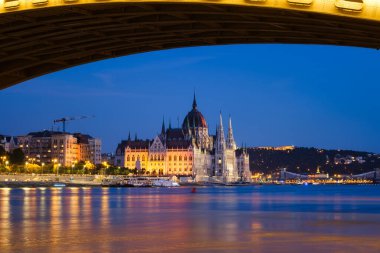 Budapeşte, Macaristan. Tarihi parlamento binasına klasik bir bakış açısı. Tuna Nehri ve Parlamentosu