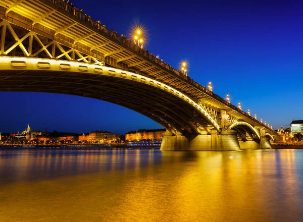 วสะพานในบ ดาเปสต งการ อาคารโบราณ สะพาน และแม าดาน ปภาพช วโมงส าคลาสส — ภาพถ่ายสต็อก