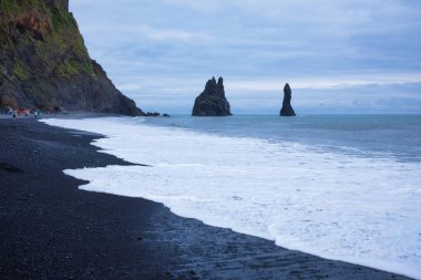 İzlanda. Kara kıyı şeridine bak ve el salla. Kumsal ve deniz. İzlanda 'da ünlü bir yer. Seyahat - resim