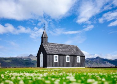 İzlanda 'daki kilise. Ünlü bir yer ve tarihi mimari. Gündüz manzarası. İzlanda seyahat resmi