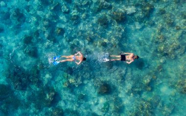 İnsanlar Gili Meno Adası, Endonezya ünlü bir yer yakınında şnorkel vardır. Havadan görünüm. Okyanusta sualtı turizmi. Gili Meno Adası, Endonezya. Seyahat - resim
