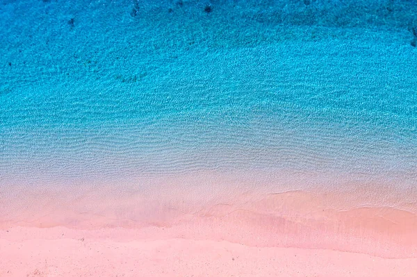 Roze Strand Oceaan Als Achtergrond Vanuit Bovenaanzicht Azuur Water Achtergrond — Stockfoto