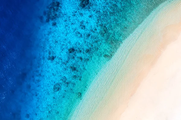 トップビューからの背景としてビーチや海 上から見たAzure水の背景 夏の海の空気から インドネシアのジリ メノ島 旅行や休暇のイメージ — ストック写真