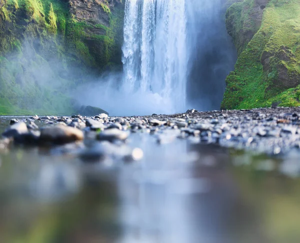 Skogafoss Wasserfall Island Gebirgstal Und Spiegelung Auf Der Wasseroberfläche Naturlandschaft — Stockfoto