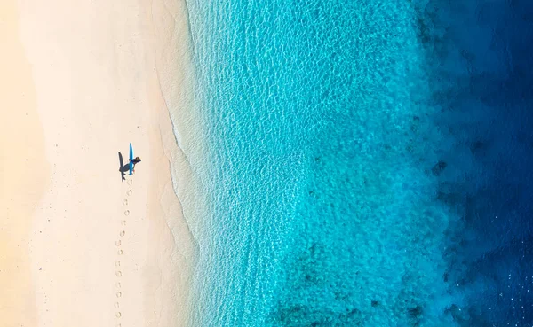 Surfer Dengan Papan Pantai Air Biru Dan Pantai Yang Bersih — Stok Foto