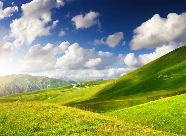 Gröna kullar och mulen himmel — Stockfoto